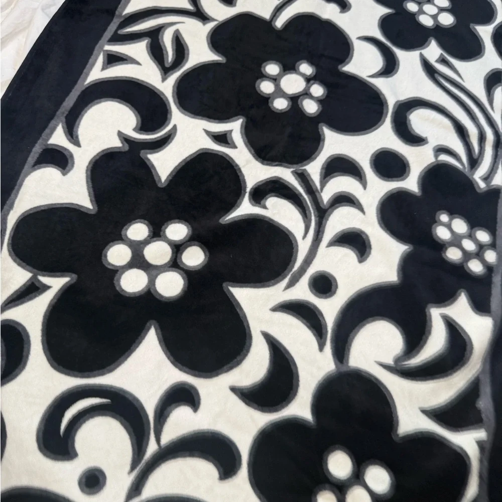 NWT Vera Bradley Night & Day Beach Towel Black & White retired pattern LAST ONE